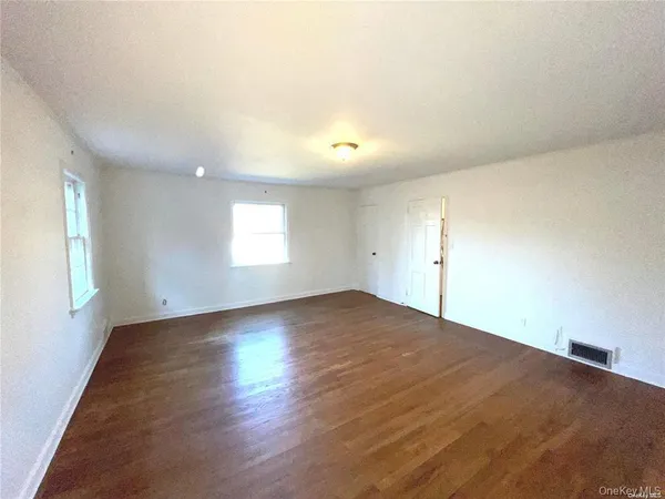 $6,900 | 106 Trumbull Road, Manhasset, NY 11030