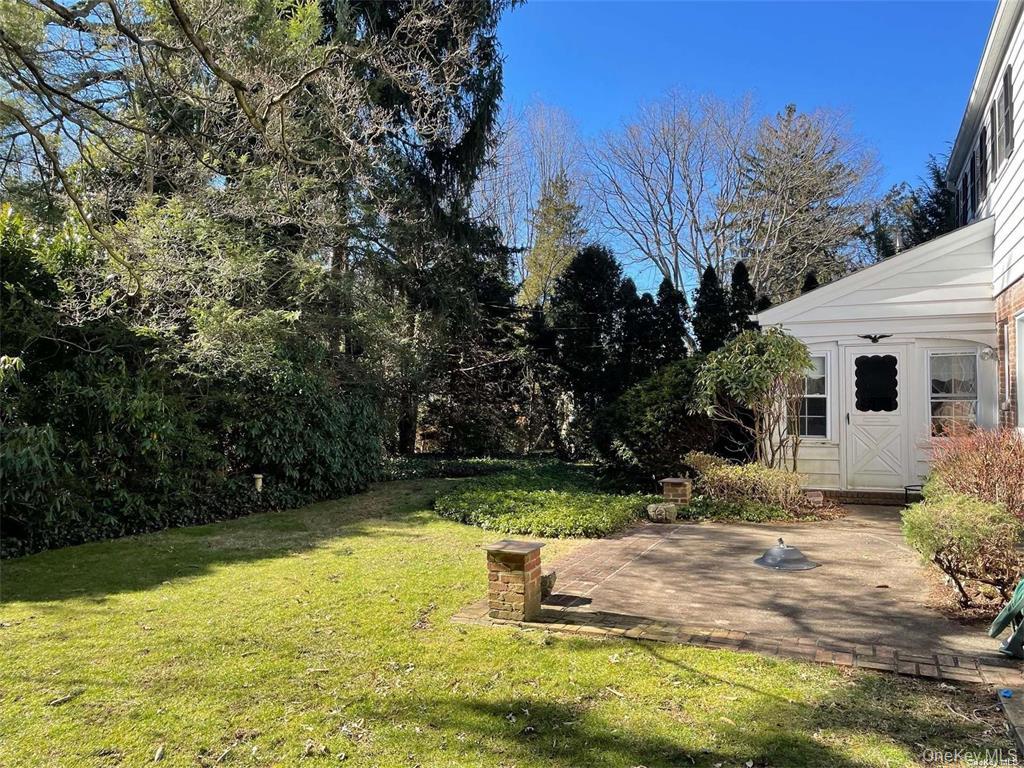 106 Trumbull Road Manhasset, NY 11030 - Photo 24 of 27