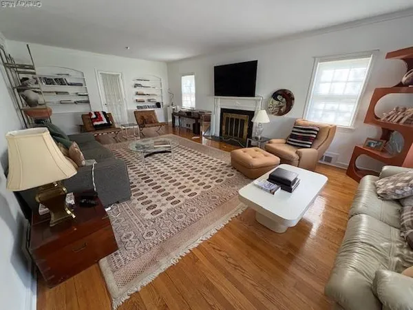 $6,900 | 106 Trumbull Road, Manhasset, NY 11030