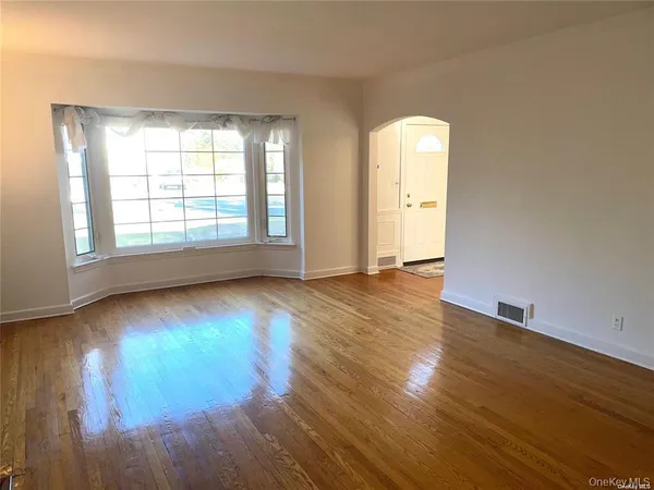 $6,900 | 106 Trumbull Road, Manhasset, NY 11030