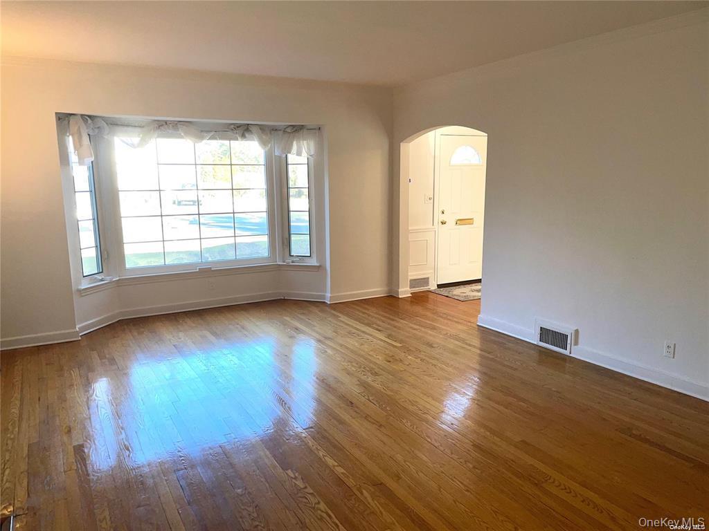 106 Trumbull Road Manhasset, NY 11030 - Photo 5 of 27