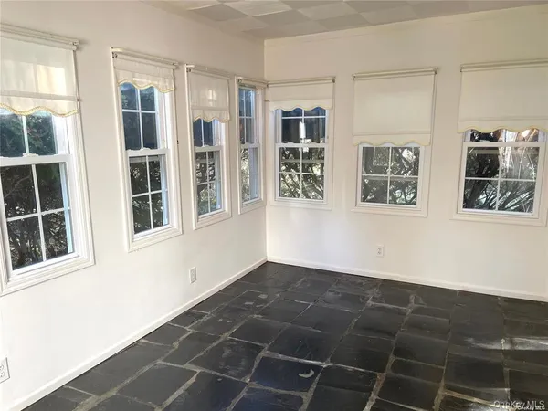 $6,900 | 106 Trumbull Road, Manhasset, NY 11030