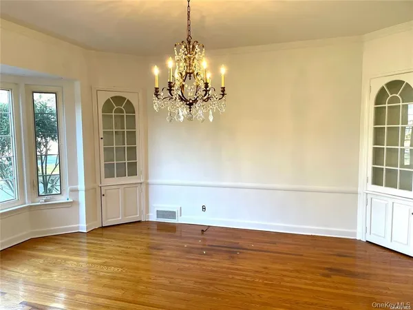 $6,900 | 106 Trumbull Road, Manhasset, NY 11030