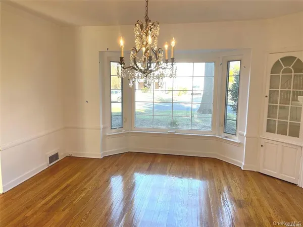 $6,900 | 106 Trumbull Road, Manhasset, NY 11030