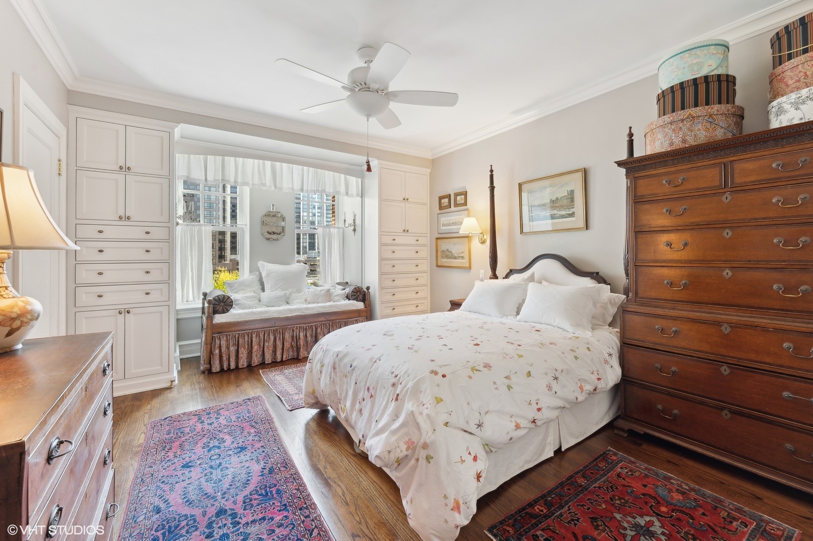 20 East Cedar Street, Unit 6E Chicago, IL 60611 - Photo 23 of 35 a bedroom with a bed and a dresser
