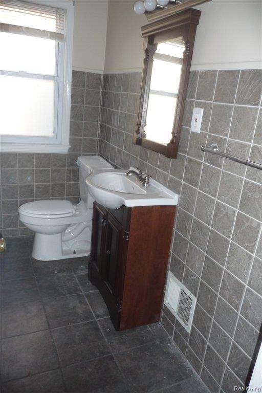3418 Harding Street Dearborn, MI 48124 - Photo 9 of 13 008.JPG
