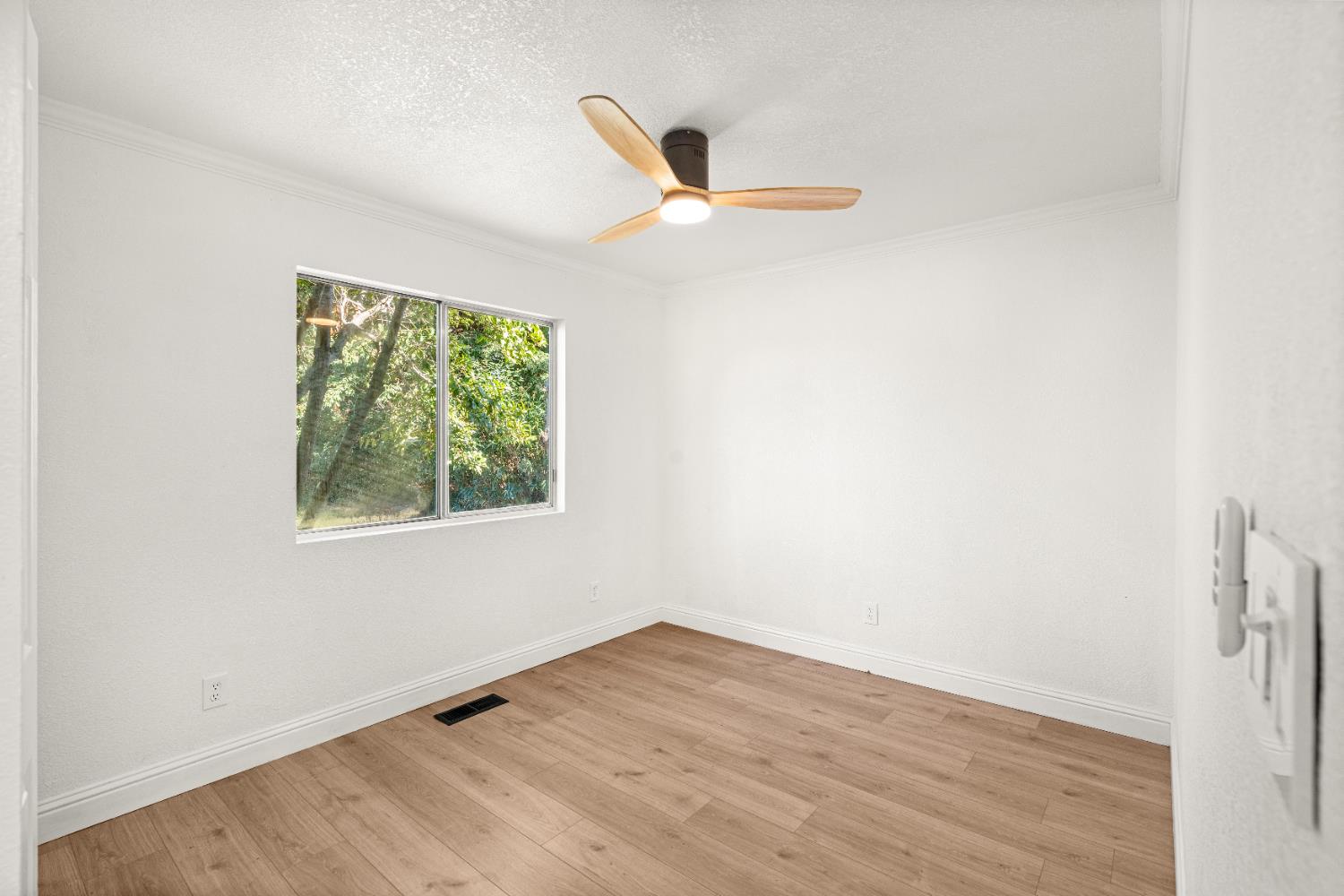 24626 Oro Valley Road Auburn, CA 95602 - Photo 31 of 54 an empty room with wooden floor and window