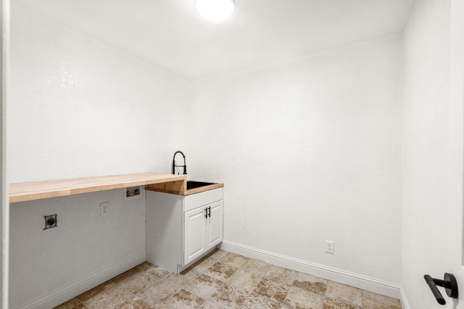 24626 Oro Valley Road Auburn, CA 95602 - Photo 33 of 54 Full Laundry Room with folding bar and sink