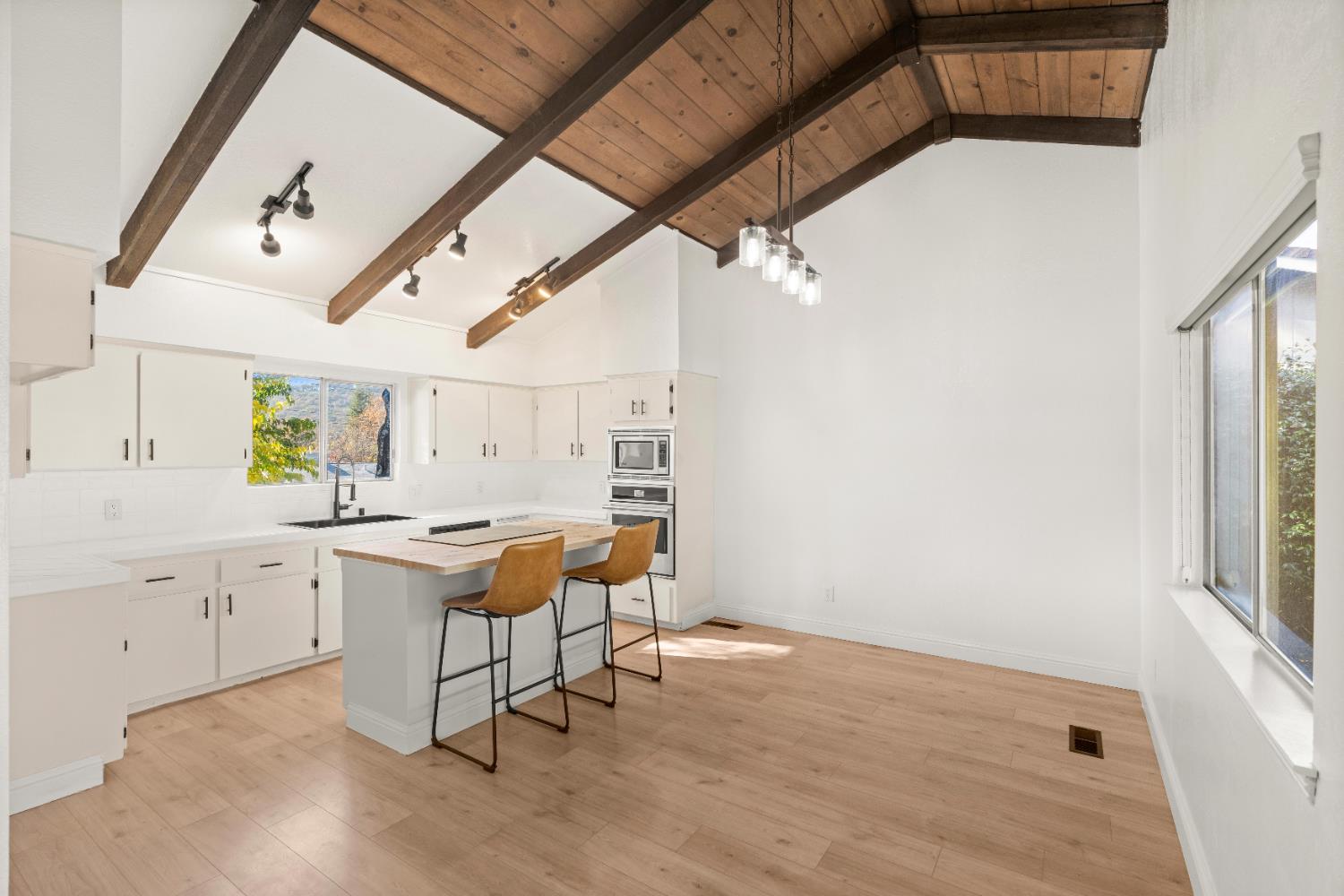 24626 Oro Valley Road Auburn, CA 95602 - Photo 8 of 54 a room with table and chairs