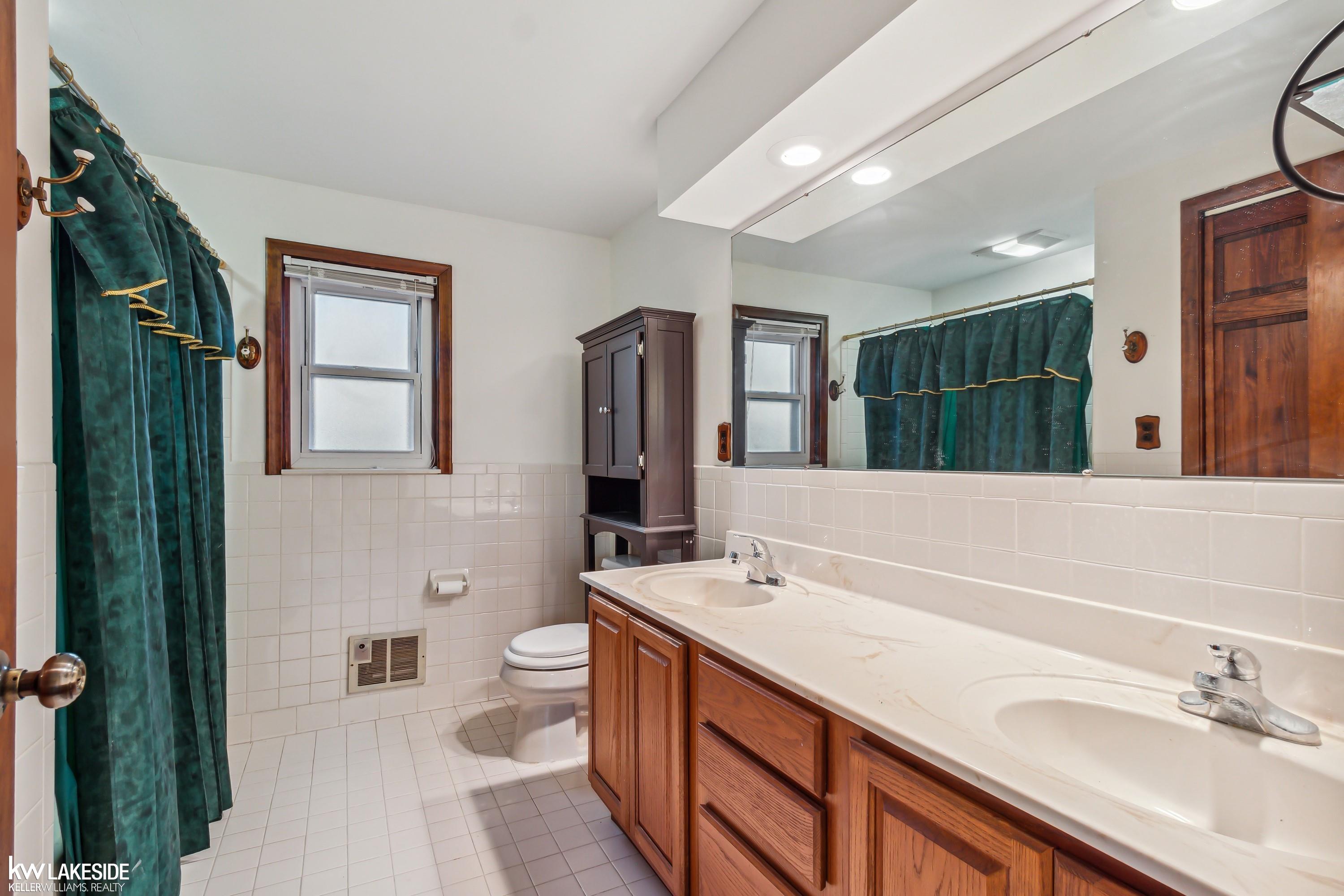 54033 Shelby Road Utica, MI 48316 - Photo 7 of 13 50132017-7FA1E3FA-BCA3-4A3E-9E85-7322F437041F.JPG