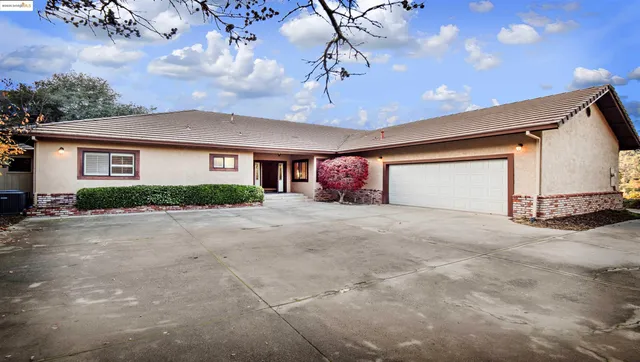 a view of a house with a garage