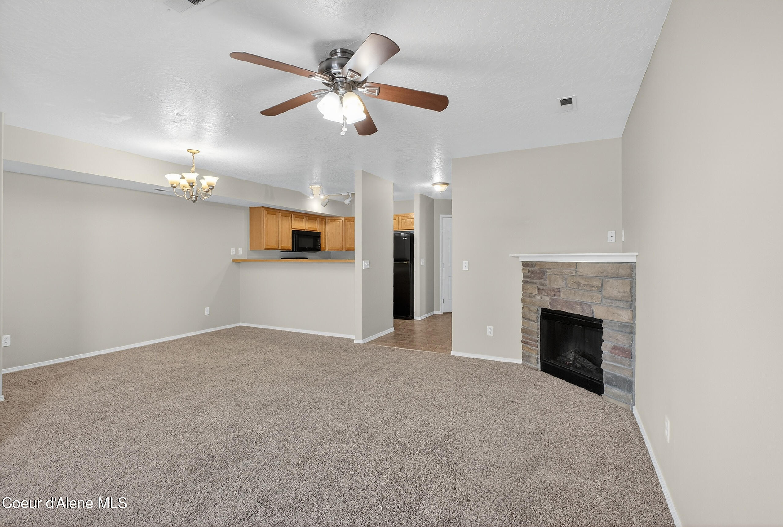 692 Hydra Place, Unit A Post Falls, ID 83854 - Photo 6 of 24 Living room3