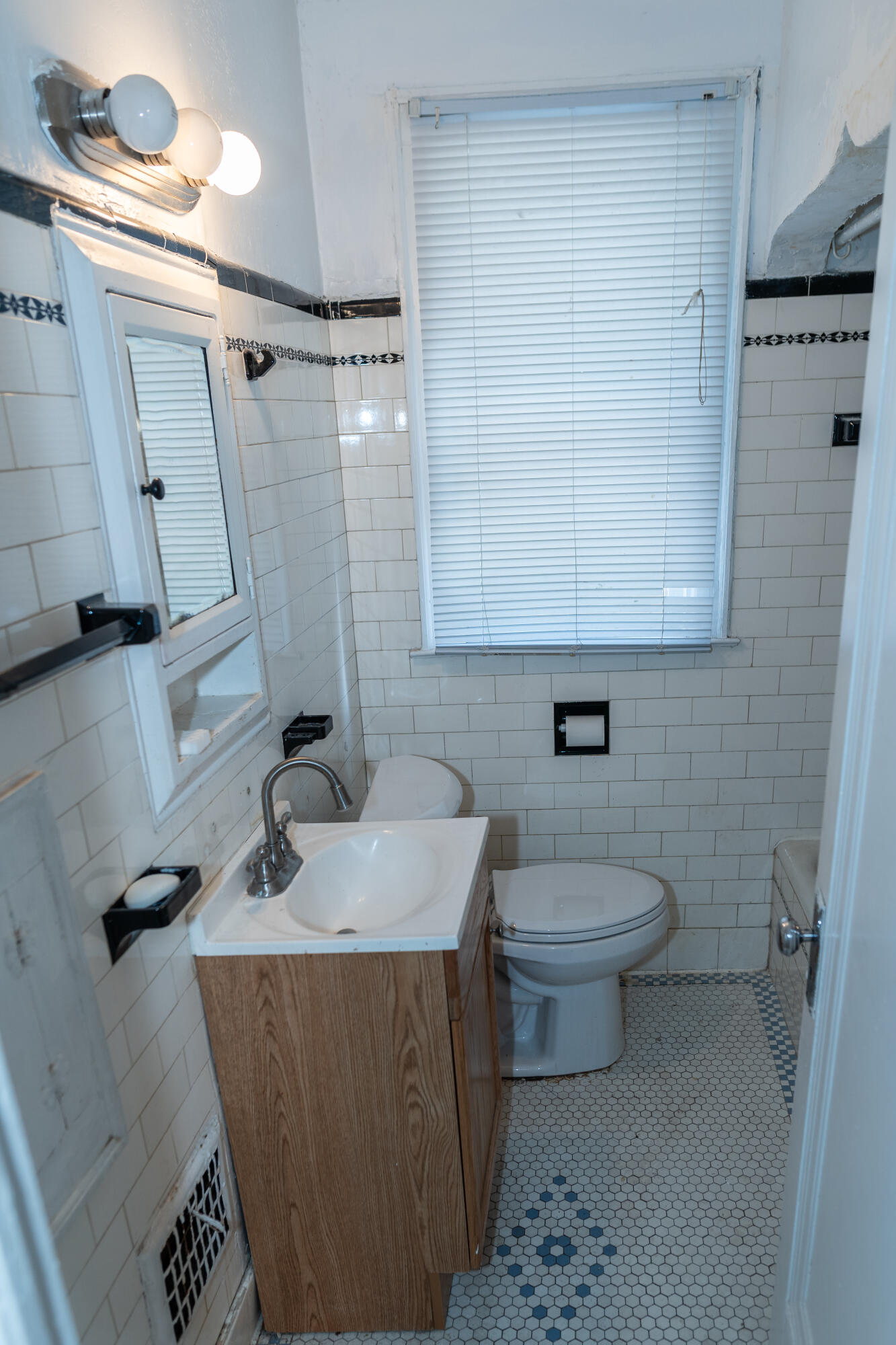 9222 Devonshire Road Detroit, MI 48224 - Photo 25 of 49 DSC08409