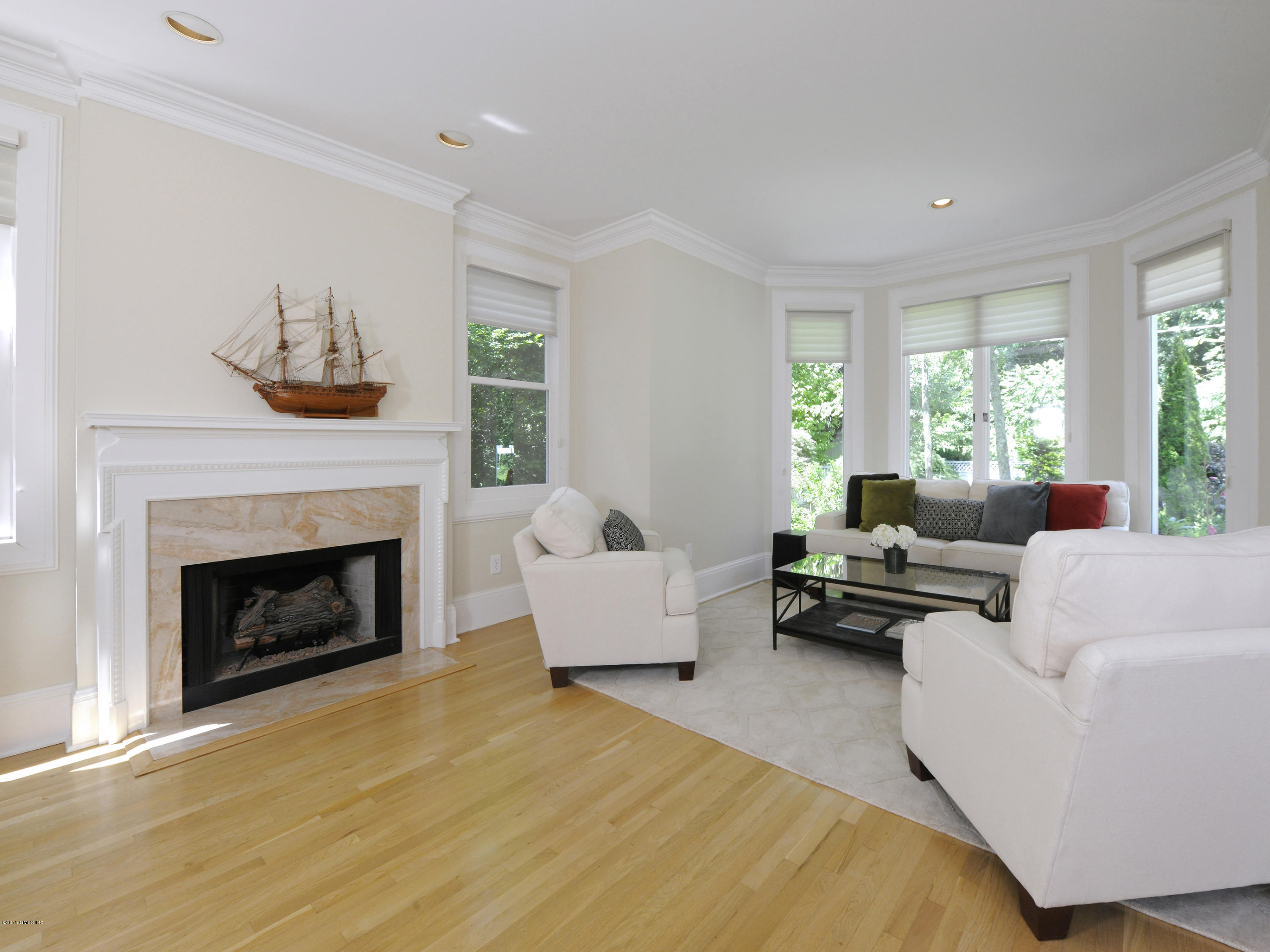 45 Harding Road Old Greenwich, CT 06870 - Photo 4 of 32 4 LvgRm2