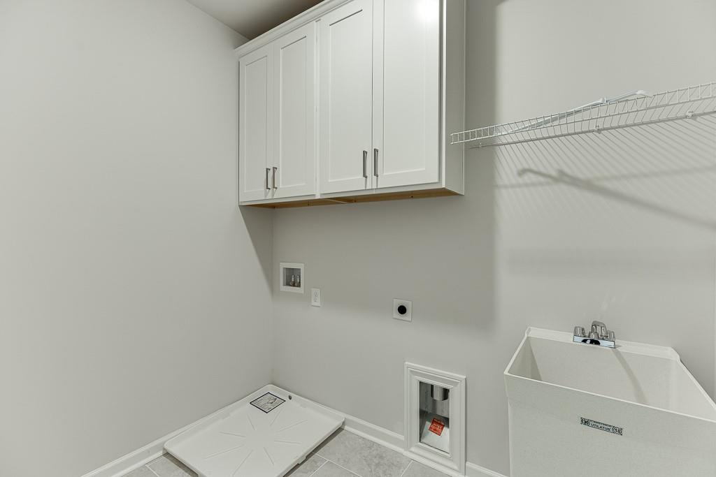 452 Thunder Road Buford, GA 30518 - Photo 37 of 80 a bathroom with a bathtub