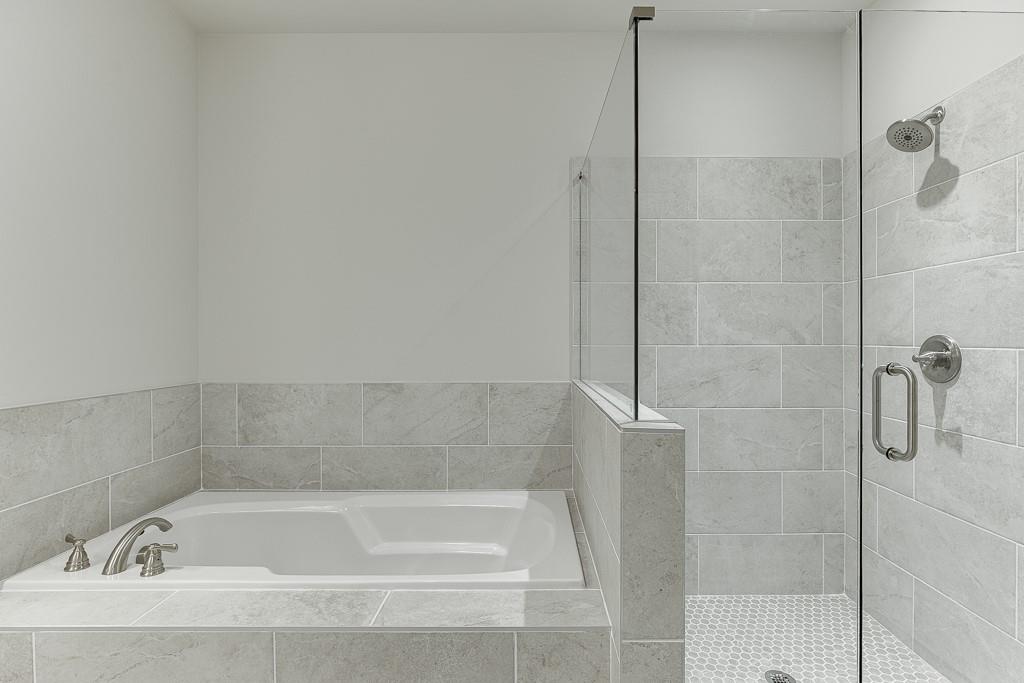 452 Thunder Road Buford, GA 30518 - Photo 43 of 80 a bathroom with a bath tub