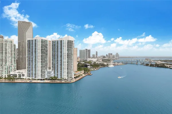 $1,050,000 | 848 Brickell Key Drive, Unit 2702, Miami, FL 33131