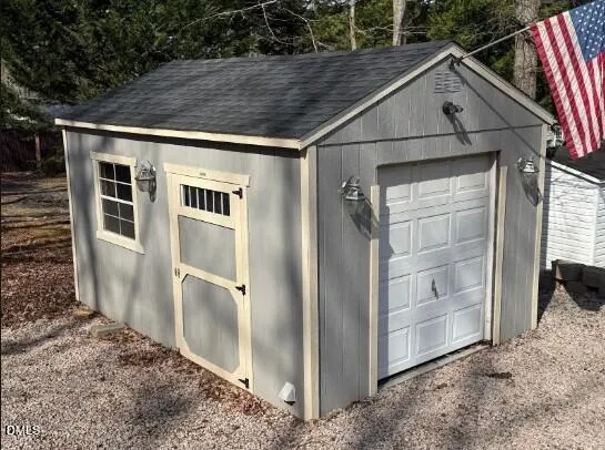 a view of a house with backyard