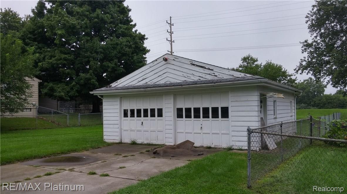 921 West Silver Lake Road Fenton, MI 48430 - Photo 10 of 12 Det gar.jpg