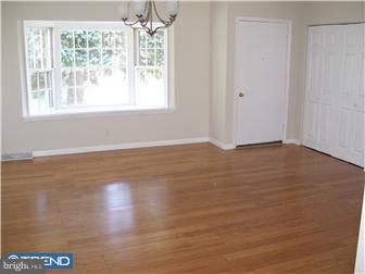 617 Renz Street Philadelphia, PA 19128 - Photo 3 of 12 Living Room