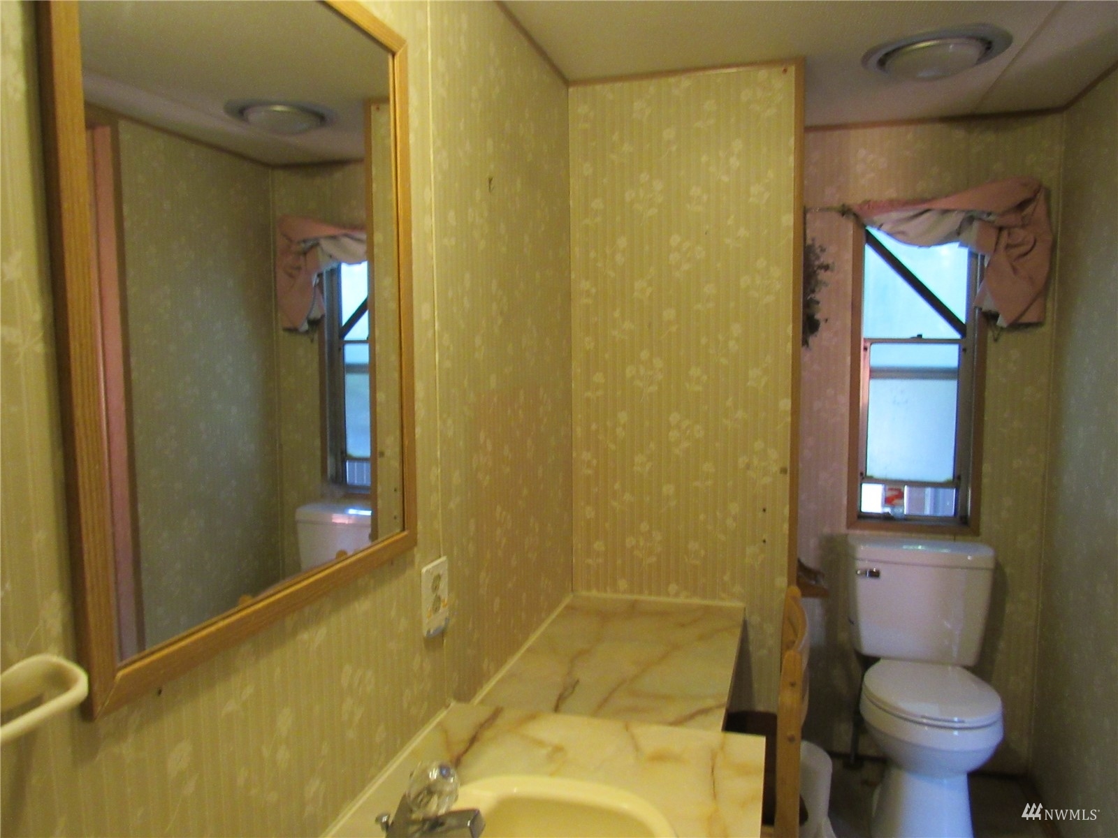 1121 Curtis Street, Unit 18 Sedro-Woolley, WA 98284 - Photo 14 of 20 a bathroom with a toilet and shower
