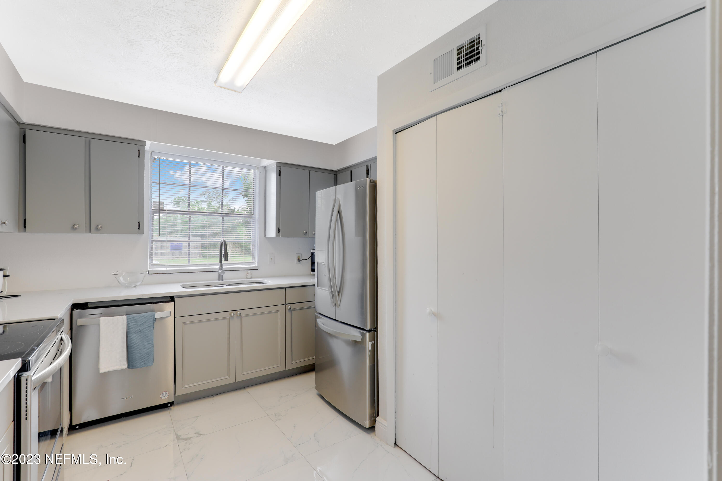 4915 Baymeadows Road, Unit 6B Jacksonville, FL 32217 - Photo 5 of 19 Kitchen-2