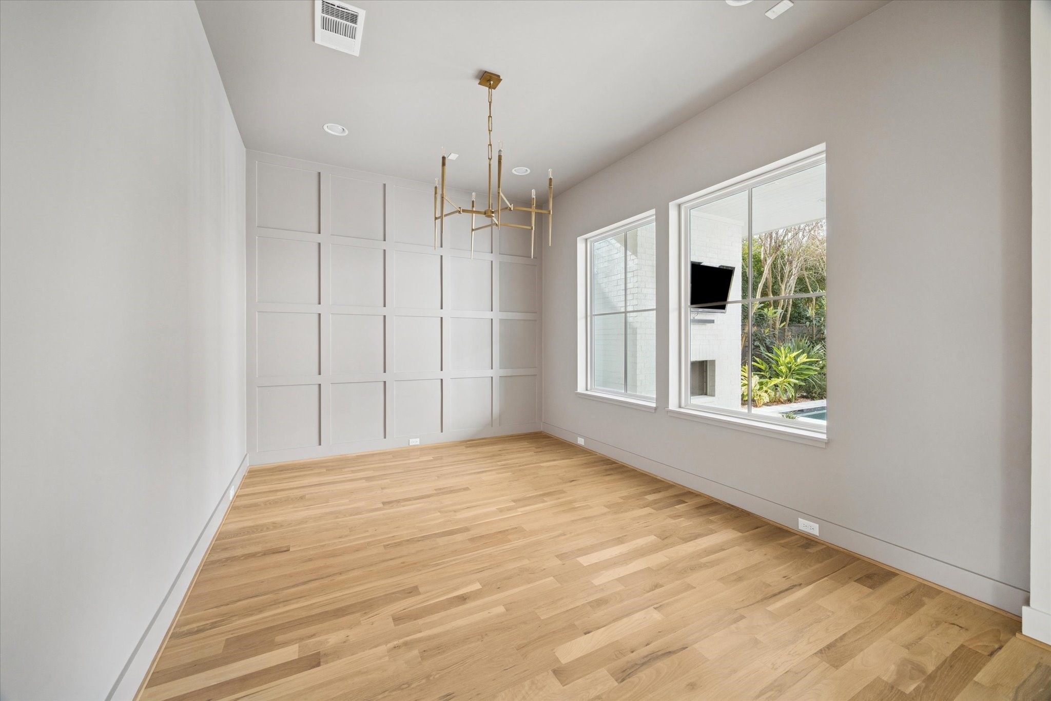 4219 Alba Road Houston, TX 77018 - Photo 9 of 37 a view of an empty room with a window