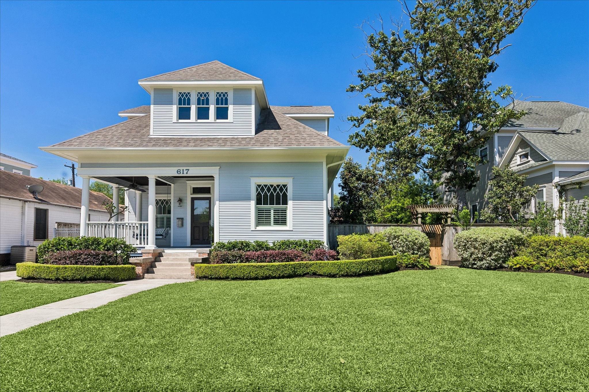 617 Harvard Street Houston, TX 77007 - Photo 1 of 39 a front view of a house with a garden