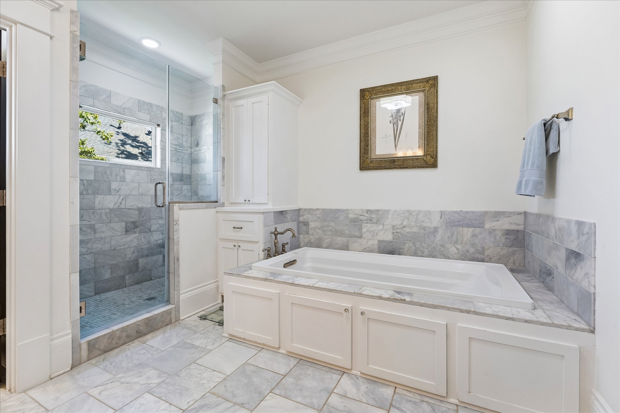 617 Harvard Street Houston, TX 77007 - Photo 18 of 39 a bathroom with a sink a toilet and shower