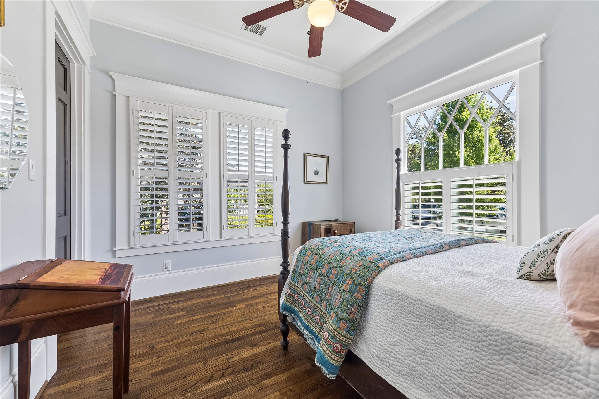 617 Harvard Street Houston, TX 77007 - Photo 20 of 39 a bedroom with a bed and a window