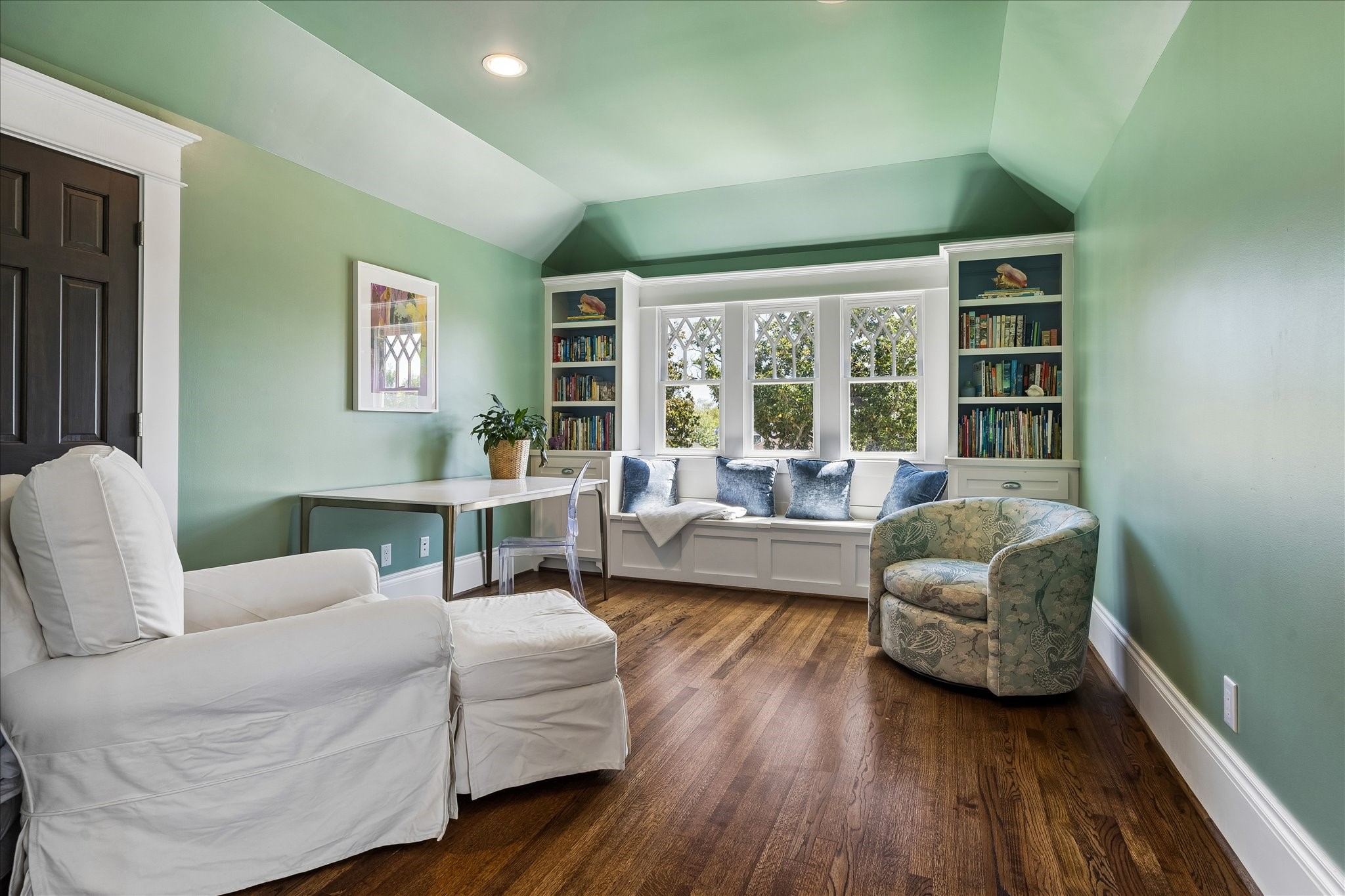 617 Harvard Street Houston, TX 77007 - Photo 24 of 39 a living room with furniture and a large window