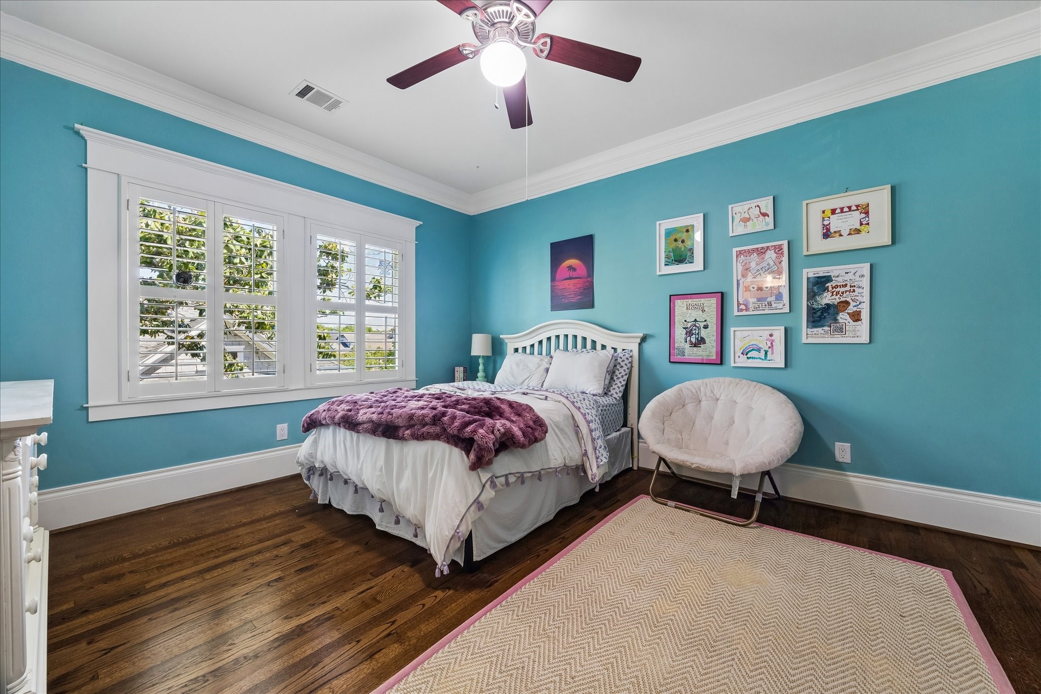 617 Harvard Street Houston, TX 77007 - Photo 25 of 39 a bedroom with a bed a chandelier and a window