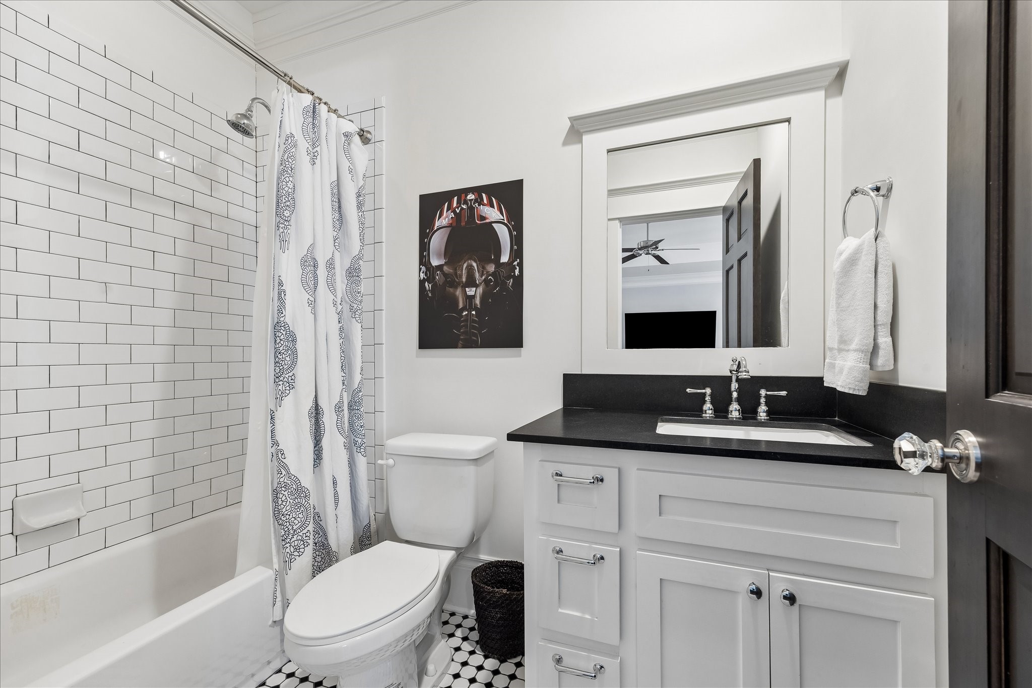 617 Harvard Street Houston, TX 77007 - Photo 29 of 39 a bathroom with a toilet a sink and a bathtub