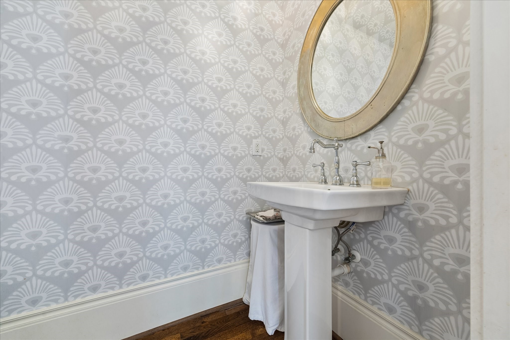 617 Harvard Street Houston, TX 77007 - Photo 33 of 39 a bathroom with a sink and a mirror