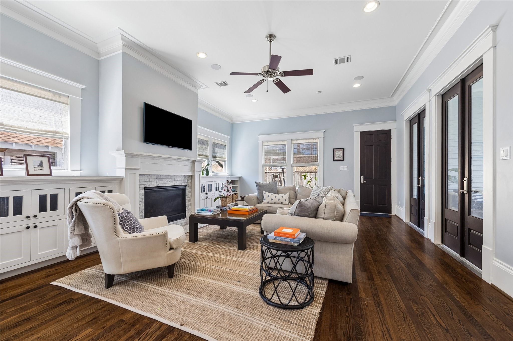 617 Harvard Street Houston, TX 77007 - Photo 7 of 39 a living room with furniture fireplace and a flat screen tv