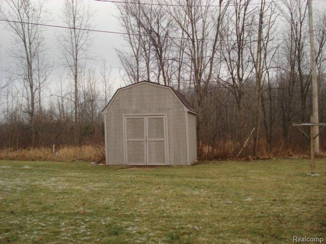 5740 Genesee Road Lapeer, MI 48446 - Photo 3 of 9 3.jpg