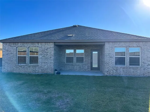 a view of a back yard