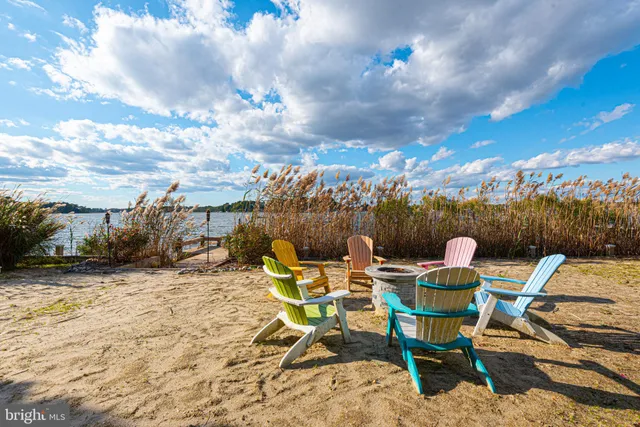 a view of a livingroom with furniture and windows