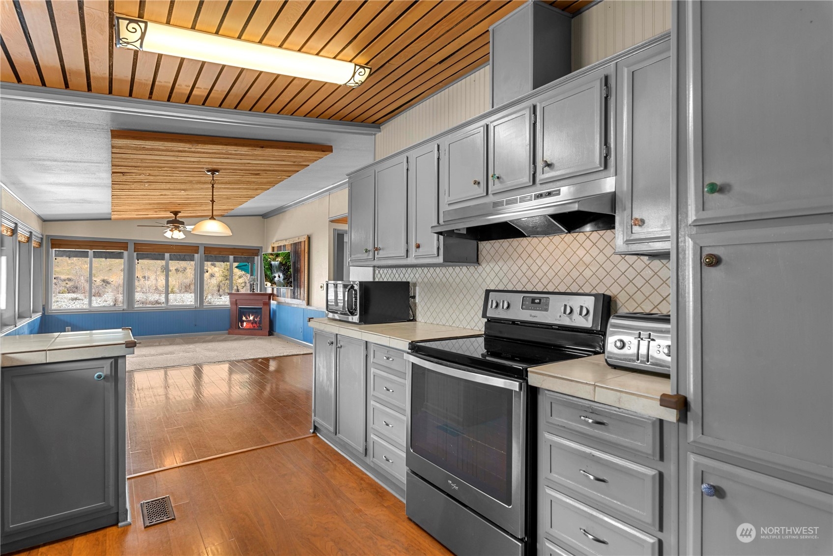 7900 Stine Hill Road, Unit 11 Cashmere, WA 98815 - Photo 15 of 39 a kitchen with granite countertop a stove sink and cabinets