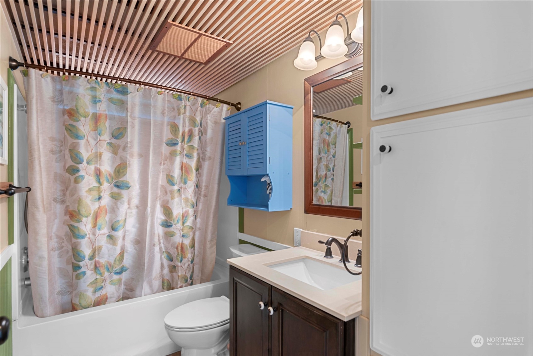 7900 Stine Hill Road, Unit 11 Cashmere, WA 98815 - Photo 24 of 39 a bathroom with a sink a toilet and shower curtain