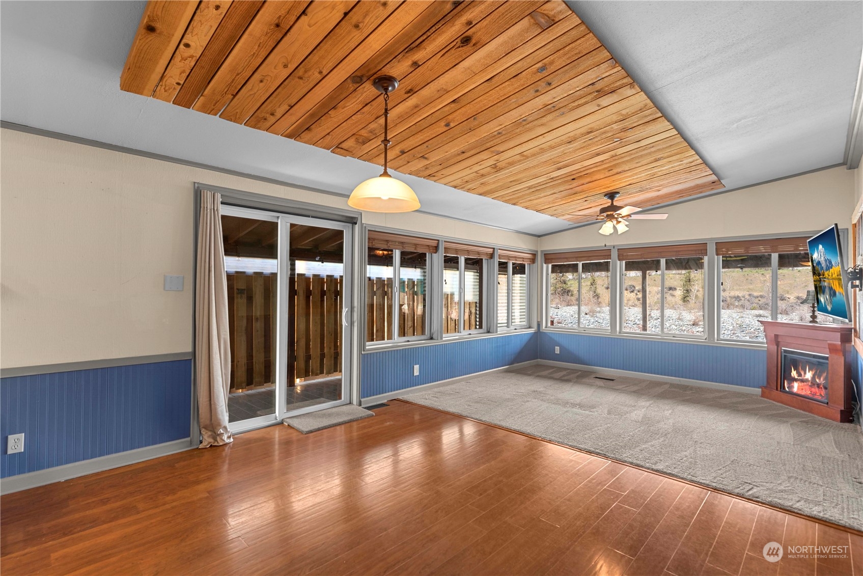 7900 Stine Hill Road, Unit 11 Cashmere, WA 98815 - Photo 7 of 39 an empty room with wooden floor and windows