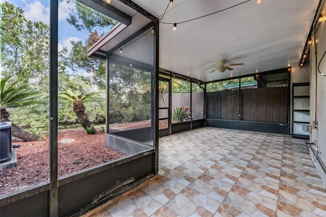 a view of a backyard