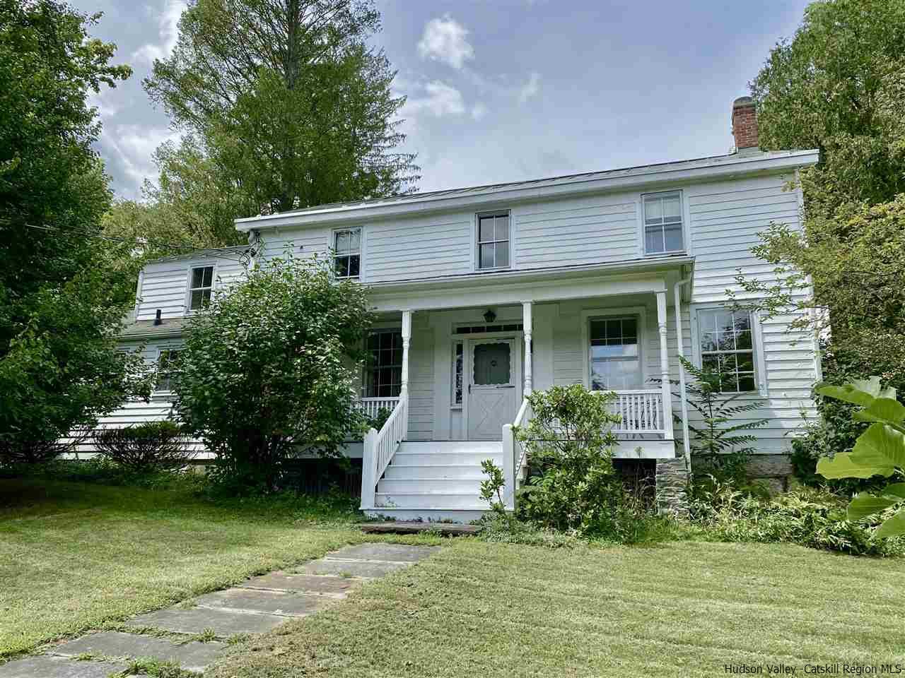 a view of a house with a yard