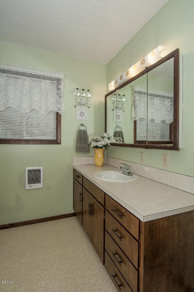 316 Old River Road Northeast Siletz, OR 97380 - Photo 28 of 37 Guest Bath - View 2 (680x1024)