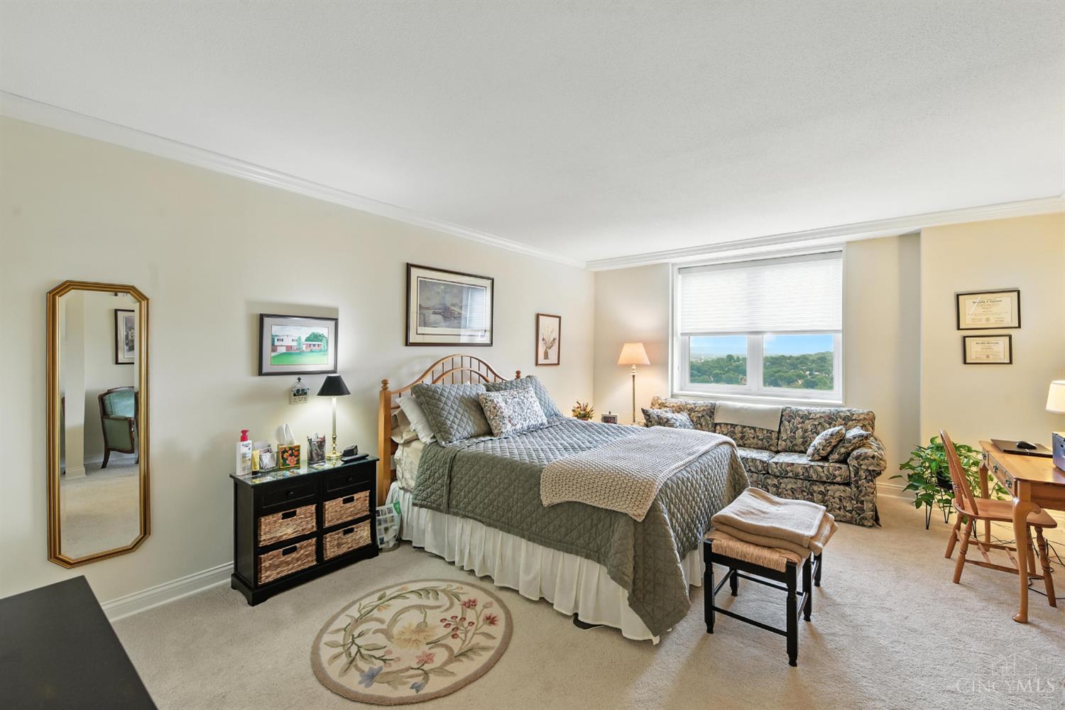 2444 Madison Road, Unit 1711 Cincinnati, OH 45208 - Photo 26 of 43 Large primary bedroom with walk in closet and en suite bathroom