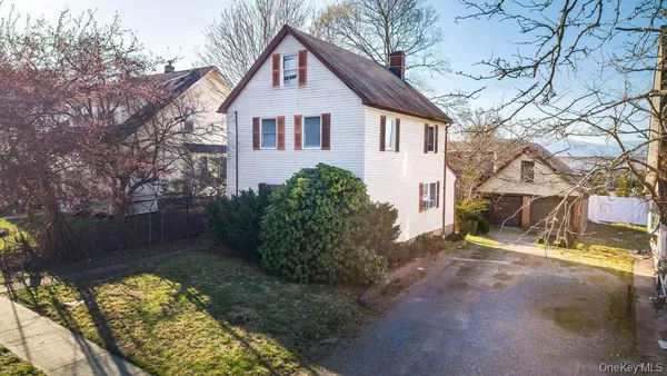 $999,000 | 24 Dennis Street, Manhasset, NY 11030