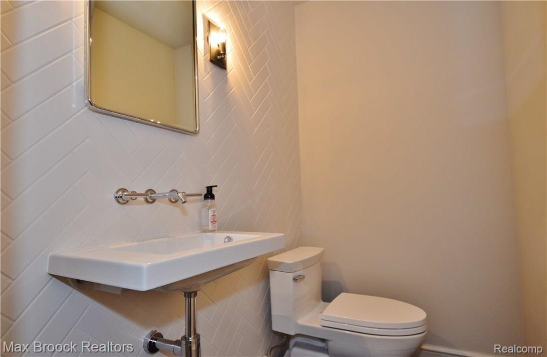 1491 Oxford Road Grosse Pointe, MI 48236 - Photo 35 of 46 powder room .JPG