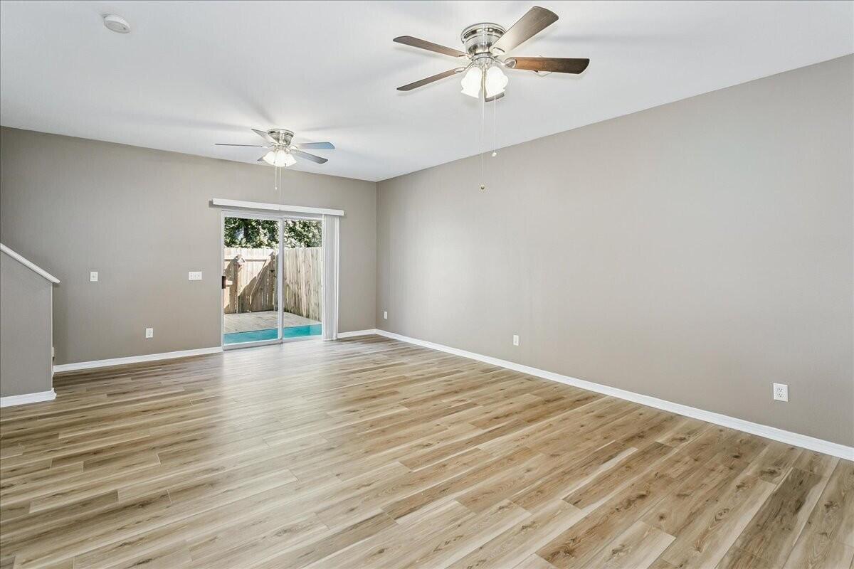 6922 Sea Turtle Circle Navarre, FL 32566 - Photo 8 of 27 livingroom