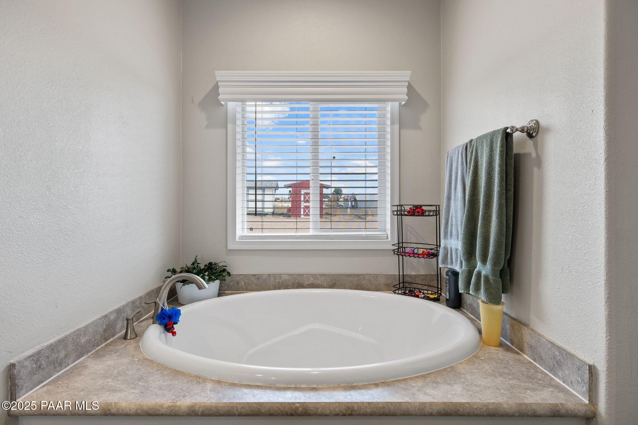 25221 North Mitchell Road Paulden, AZ 86334 - Photo 10 of 25 Primary Soak Tub