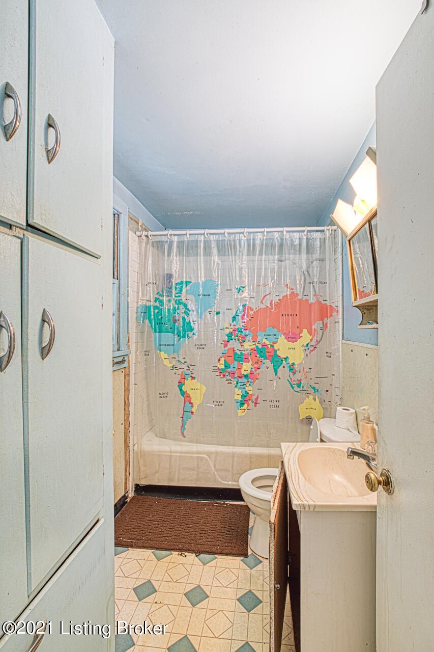 3305 County Line Road Louisville, KY 40229 - Photo 7 of 17 Bathroom